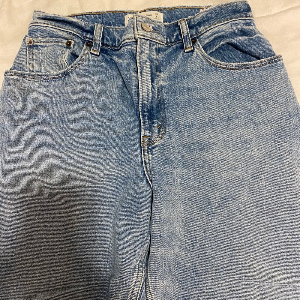 Abercrombie The 90’s Straight Ultra High Rise size 6/28
